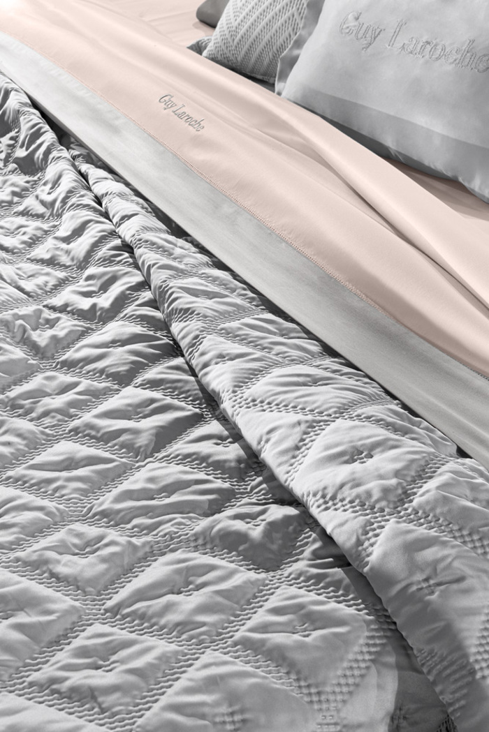 Guy Laroche Σετ Κουβερλί King Size Fiera Silver 240x250cm με Δύο Διακοσμητικές Μαξιλαροθήκες 50x70cm Guy Laroche Set Kouberli King Size Fiera Silver 240x250cm me Duo Diakosmitikes Maxilarothikes 50x70cm