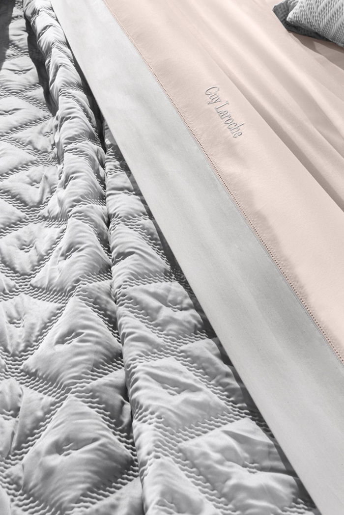 Guy Laroche Σετ Κουβερλί King Size Fiera Silver 240x250cm με Δύο Διακοσμητικές Μαξιλαροθήκες 50x70cm Guy Laroche Set Kouberli King Size Fiera Silver 240x250cm me Duo Diakosmitikes Maxilarothikes 50x70cm