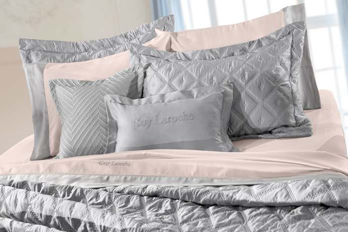 Guy Laroche Σετ Κουβερλί King Size Fiera Silver 240x250cm με Δύο Διακοσμητικές Μαξιλαροθήκες 50x70cm Guy Laroche Set Kouberli King Size Fiera Silver 240x250cm me Duo Diakosmitikes Maxilarothikes 50x70cm